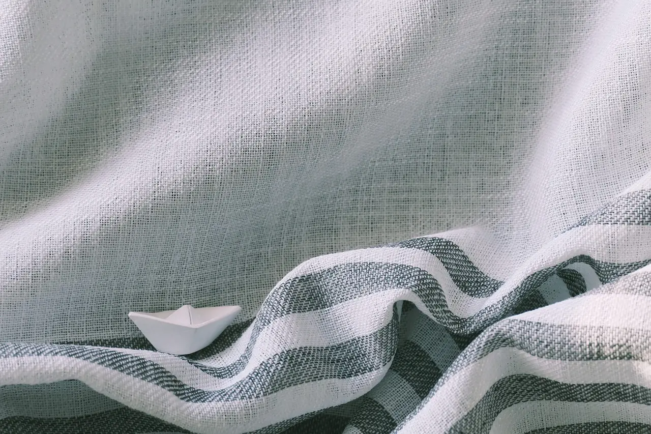 Tekstiler der tæmmer akustikken: Gardiner, tæpper og plaider med effekt